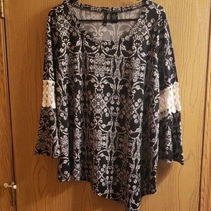 New Directions Black and White Asymmetrical 3/4 Sleeve Blouse